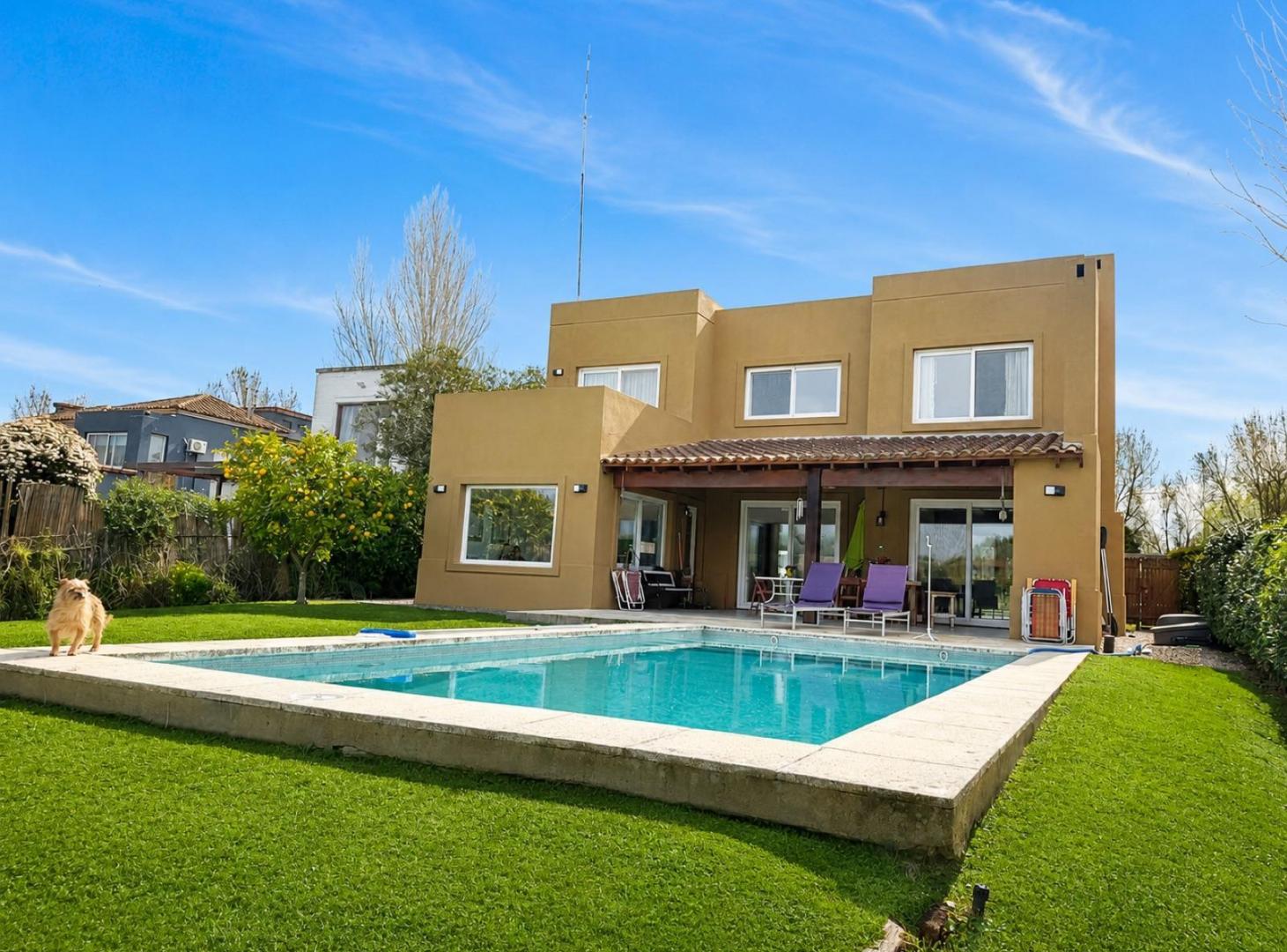 Foto de Casa en VENTA a la laguna - Barrio Santa Barbara, imagen 2