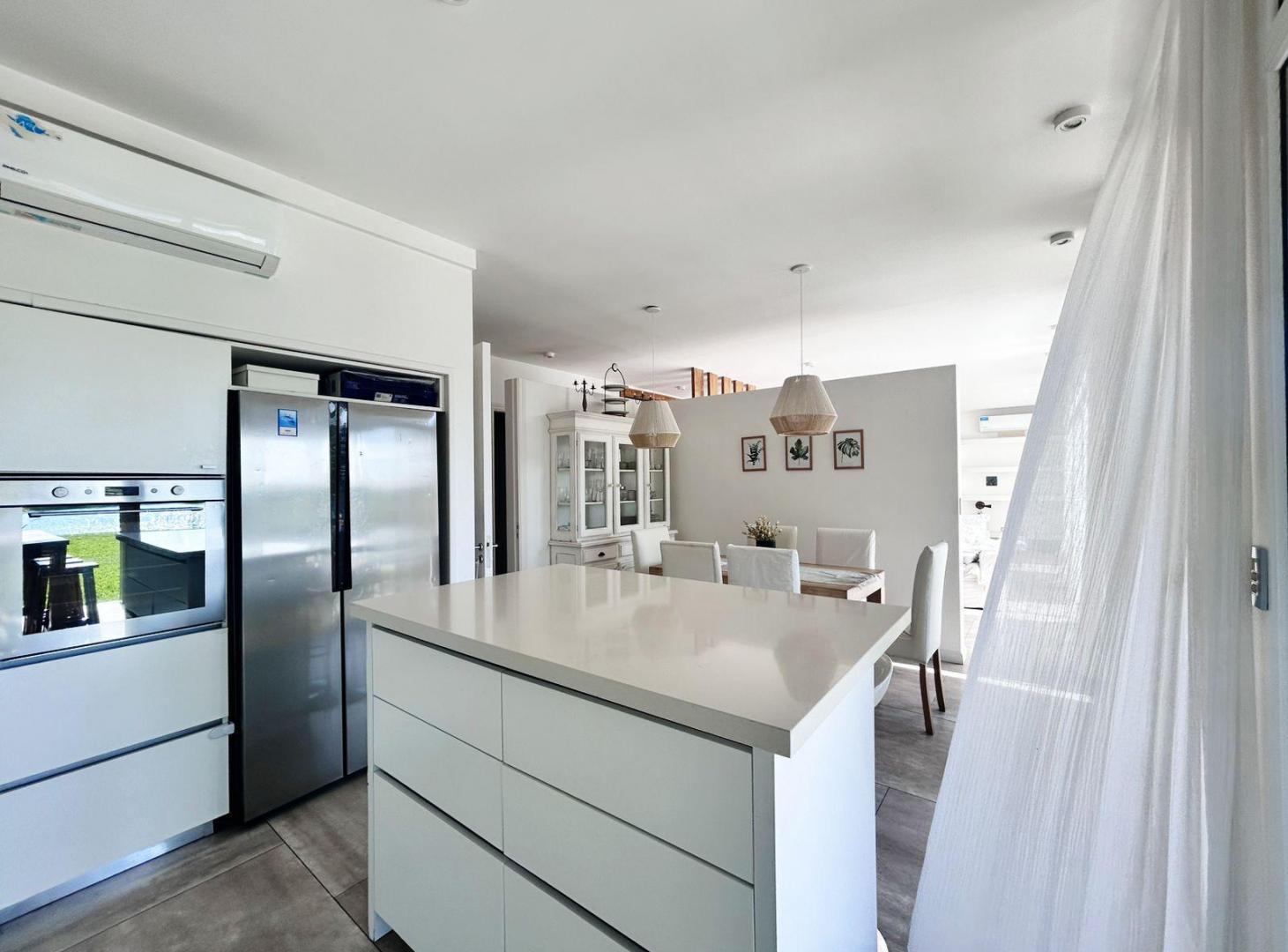 Foto de VENTA EN OPORTUNIDAD CASA SALIDA A LAGUNA CANTON ISLAS Mobiliario, imagen 5