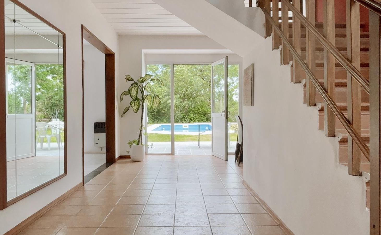 Venta Casa 4 dormitorios jardín y pileta. Lote de 710 metros, cubiertos 200.