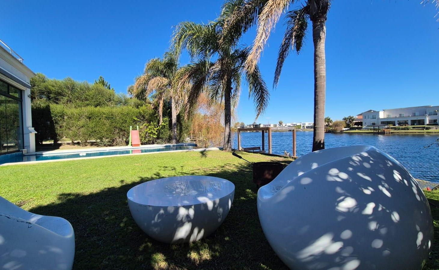 Foto de Bajó de precio - Casa a la laguna, pileta, muelle en Nordelta, imagen 2