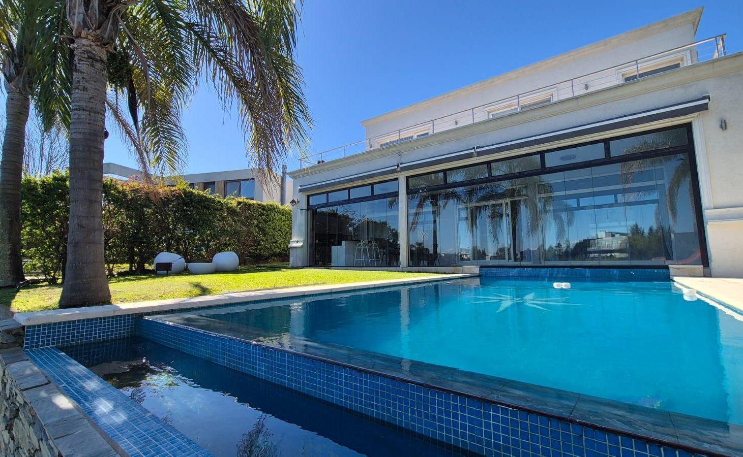 Foto de Bajó de precio - Casa a la laguna, pileta, muelle en Nordelta, imagen 1