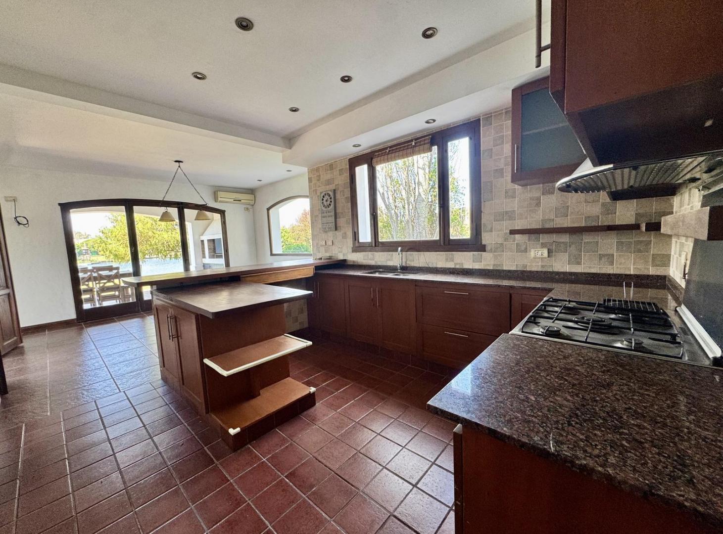 Foto de Casa en Venta a la Laguna | 4 Dormitorios, Pileta y Muelle | Santa, imagen 4