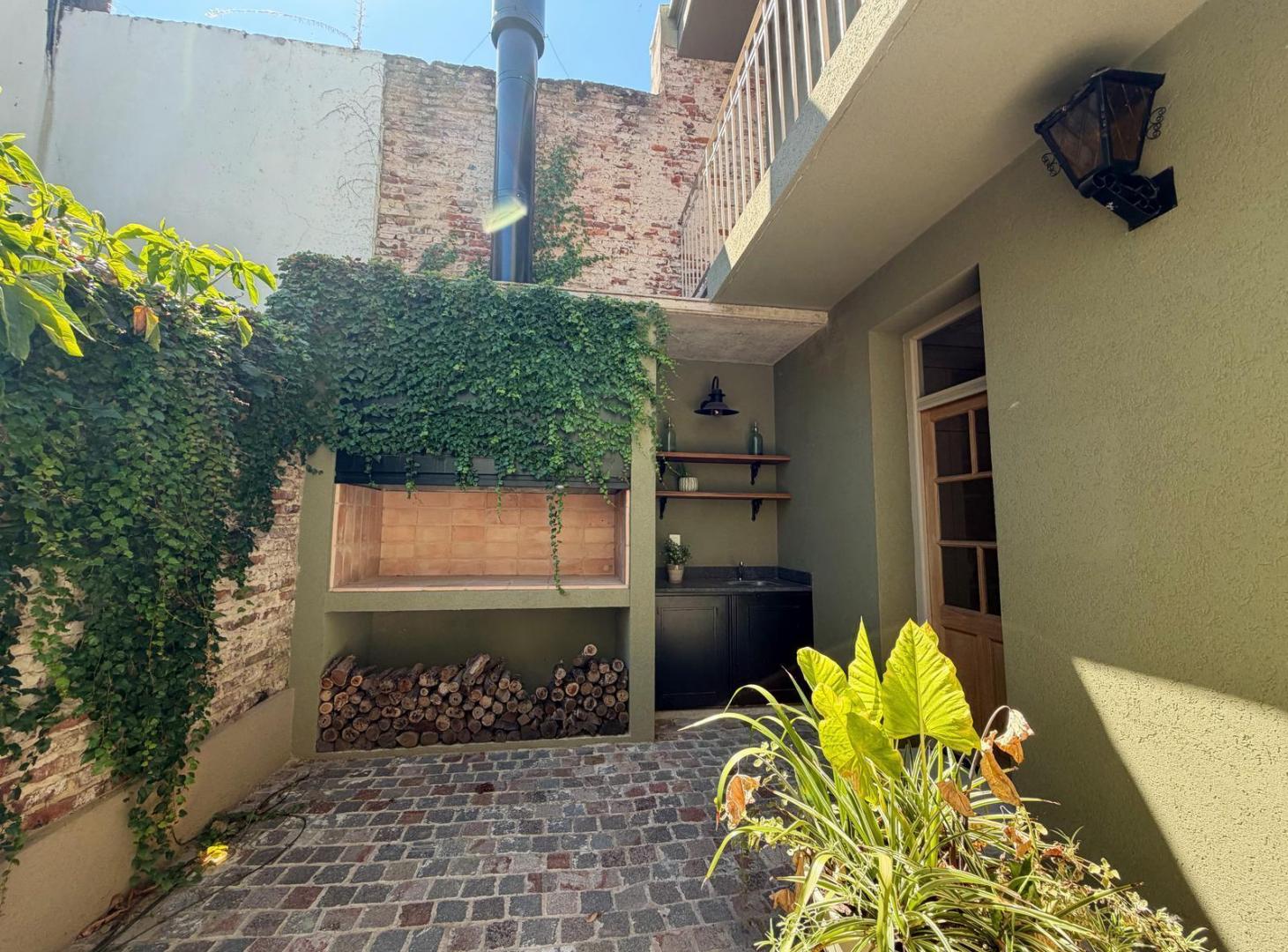 VENTA Casa reciclada Pichincha 3 dormitorios Parrillero y Terraza en Riccheri 400