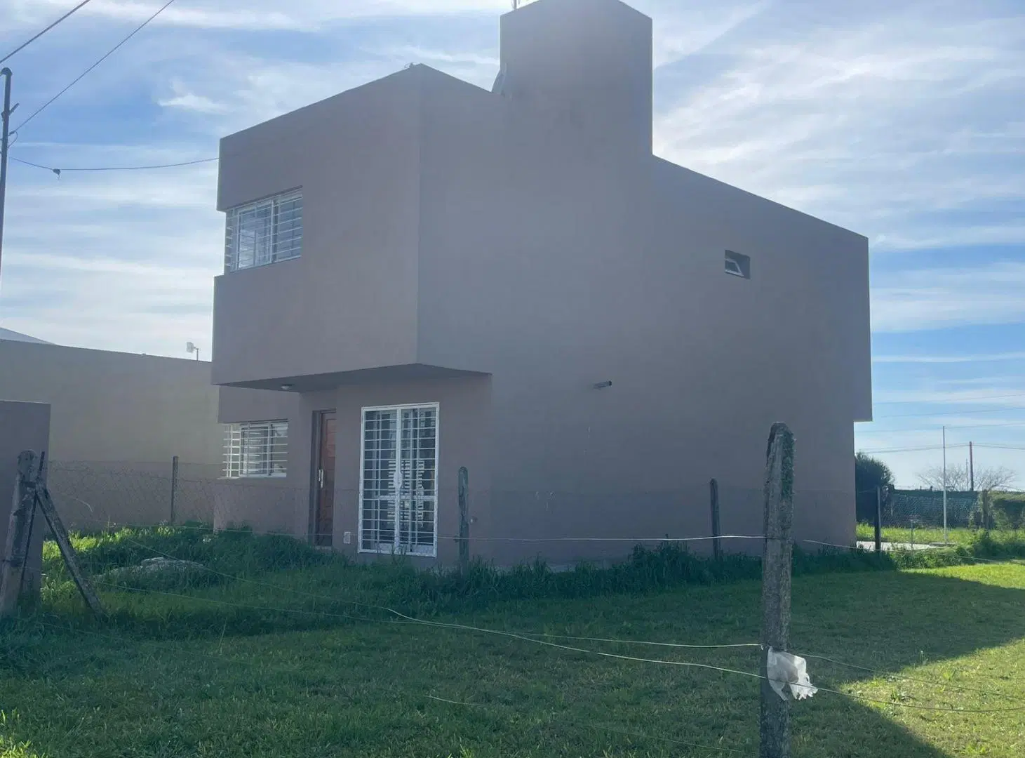 Casa 3 dormitorios, todos los servicios. Las Tardes 2