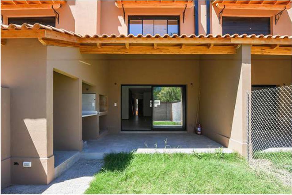 VENTA - CONDOS UGARTECHE - 3 DORMITORIOS CON PATIO