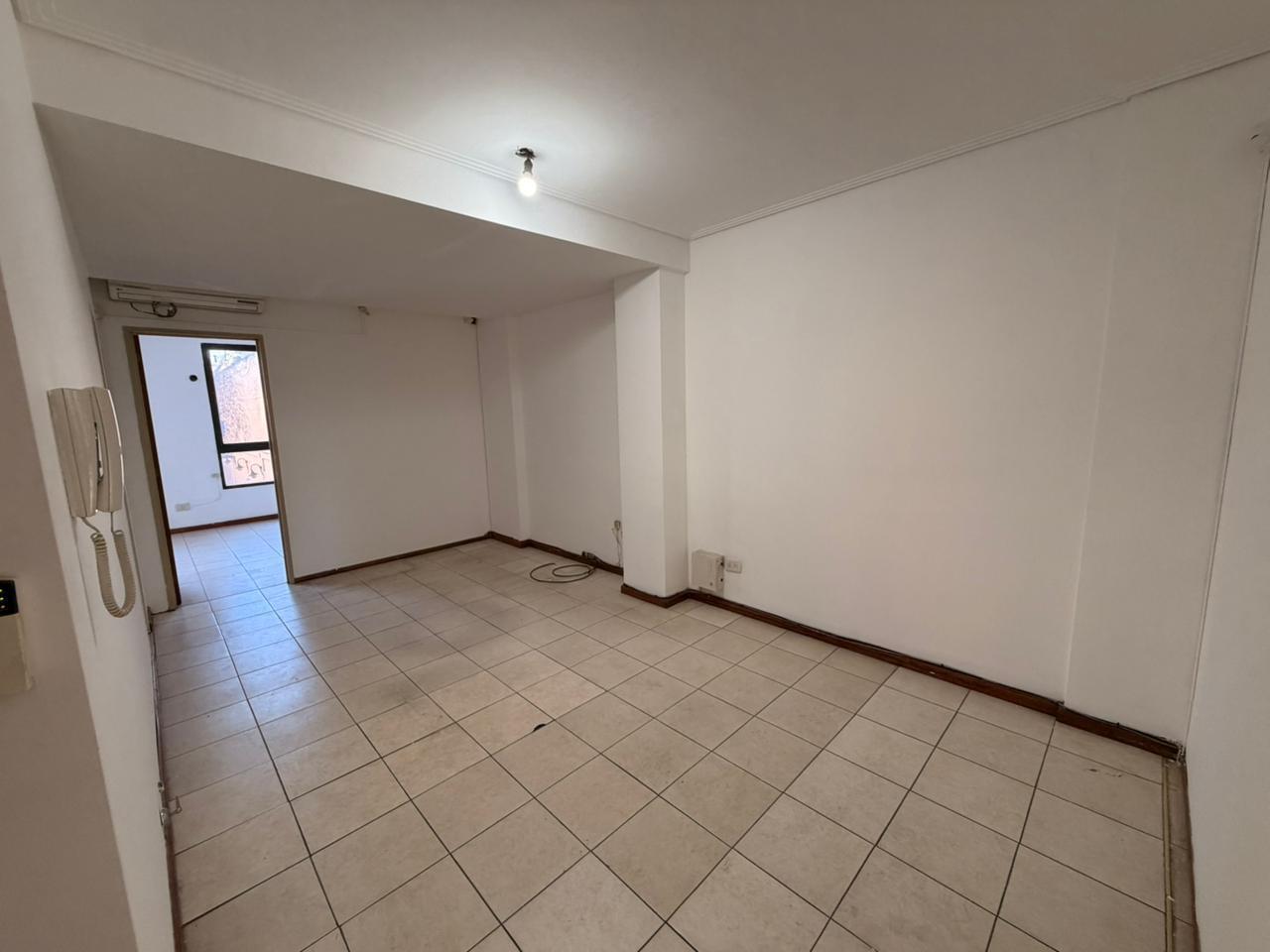 Foto de ALQUILER - OFICINA CON 2 PRIVADOS - Zona Facultades - Av Francia 853, imagen 3
