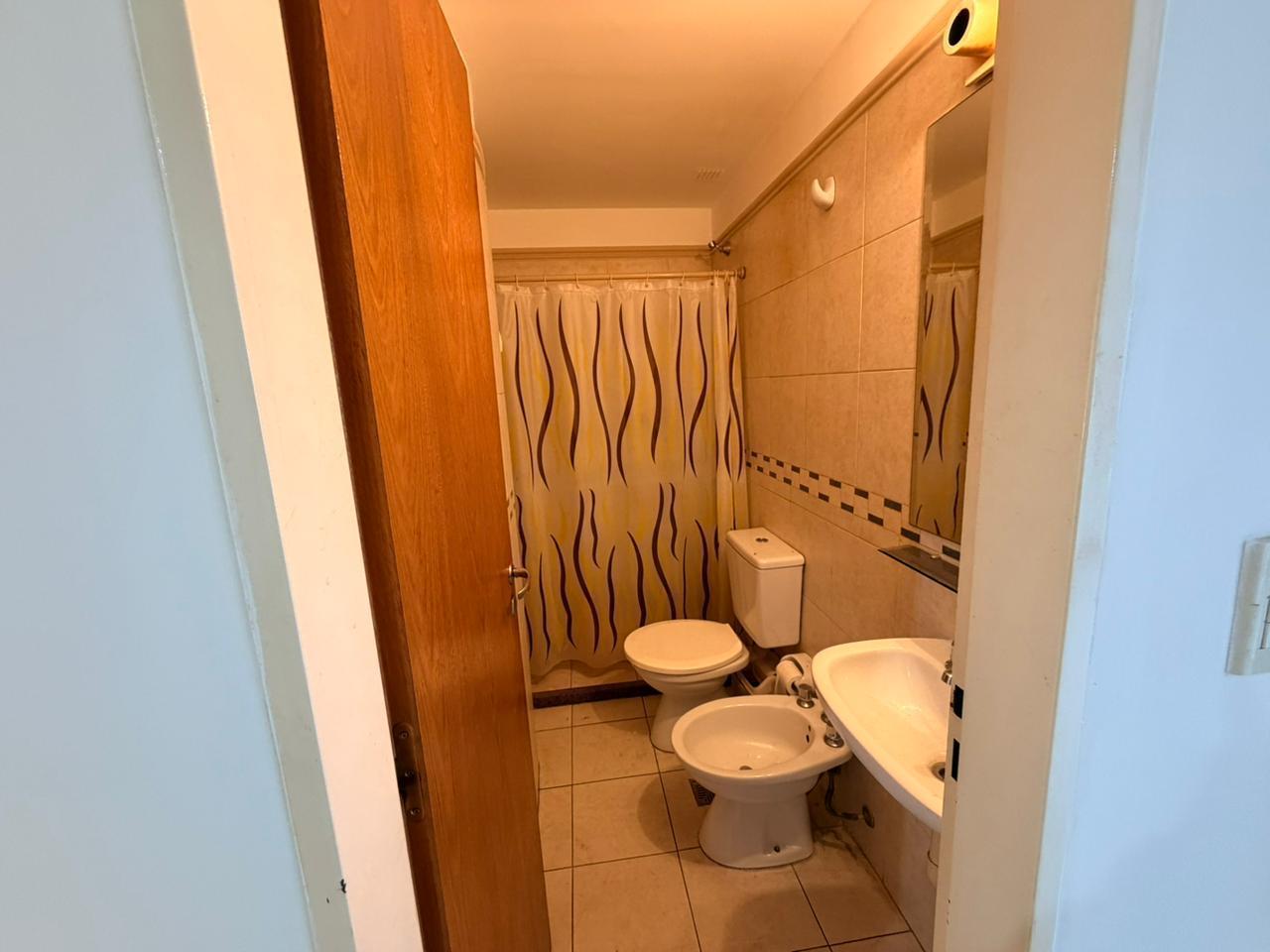 Foto de ALQUILER - OFICINA CON 2 PRIVADOS - Zona Facultades - Av Francia 853, imagen 1