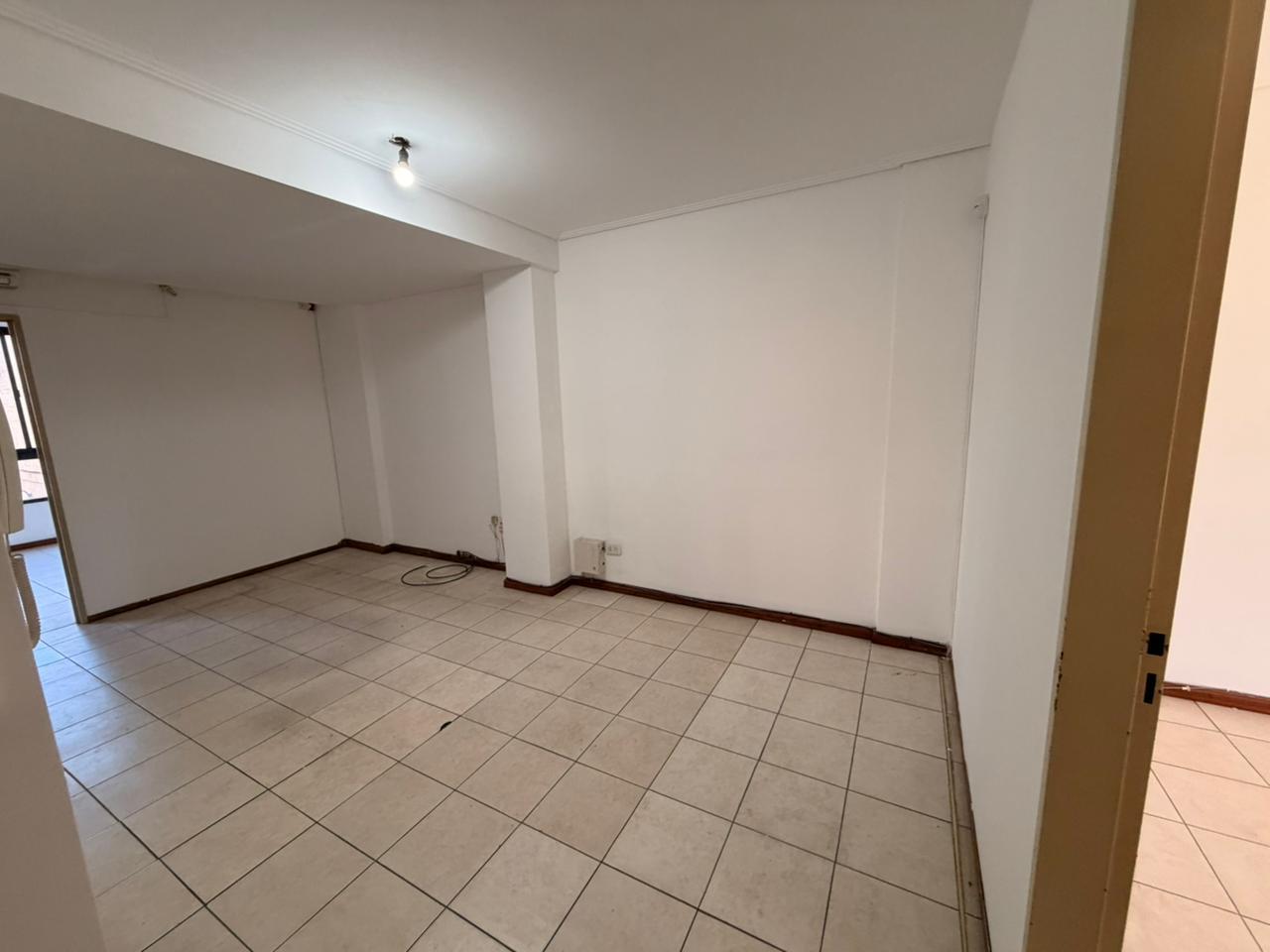 Foto de ALQUILER - OFICINA CON 2 PRIVADOS - Zona Facultades - Av Francia 853, imagen 2