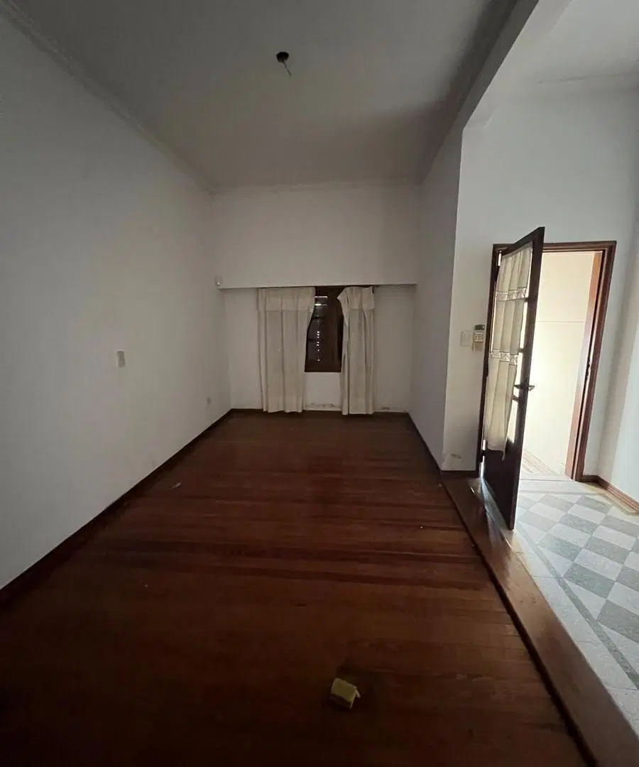 VENTA - CASA DE 3 DORMITORIOS - PATIO TERRAZA, COCHERA - MORENO 1555 1
