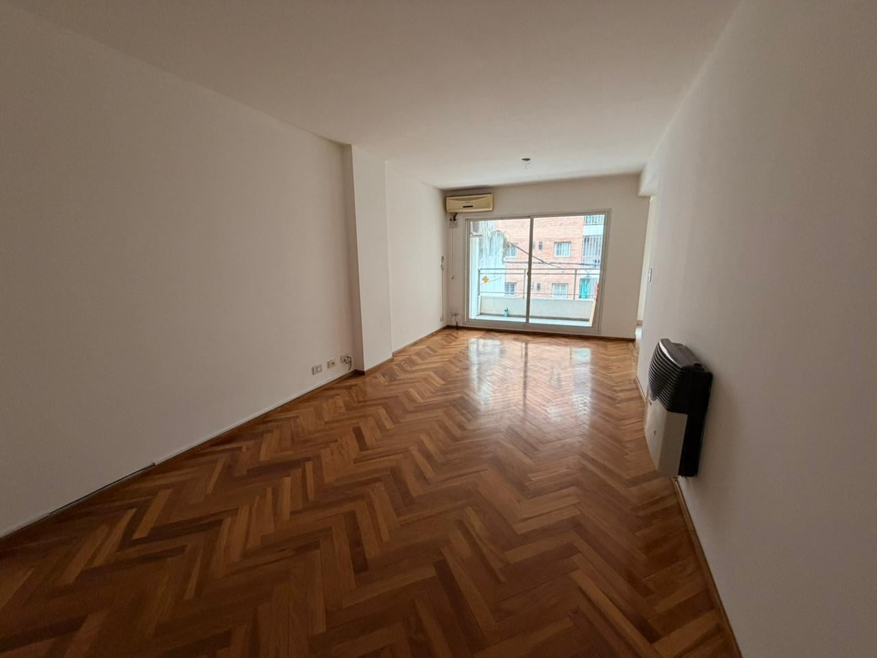 Foto de ALQUILER - DEPARTAMENTO DE 2 DORMITORIOS CON COCHERA - GUEMES 1972, imagen 2