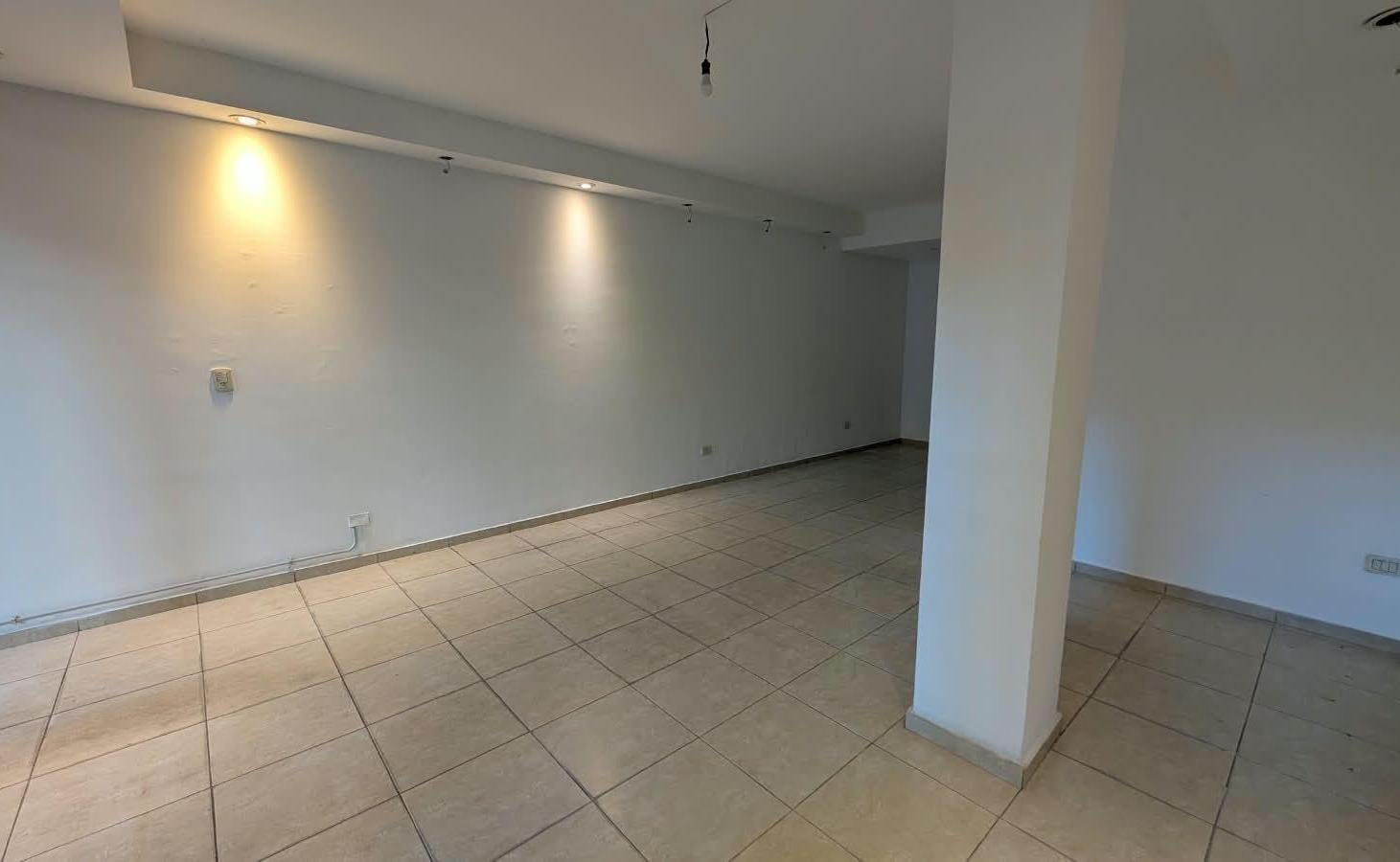 Foto de ALQUILER - LOCAL COMERCIAL AL FRENTE - 9 DE JULIO 1737 - BAJAS EXPENSAS, imagen 4