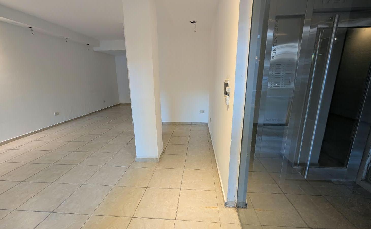 Foto de ALQUILER - LOCAL COMERCIAL AL FRENTE - 9 DE JULIO 1737 - BAJAS EXPENSAS, imagen 2