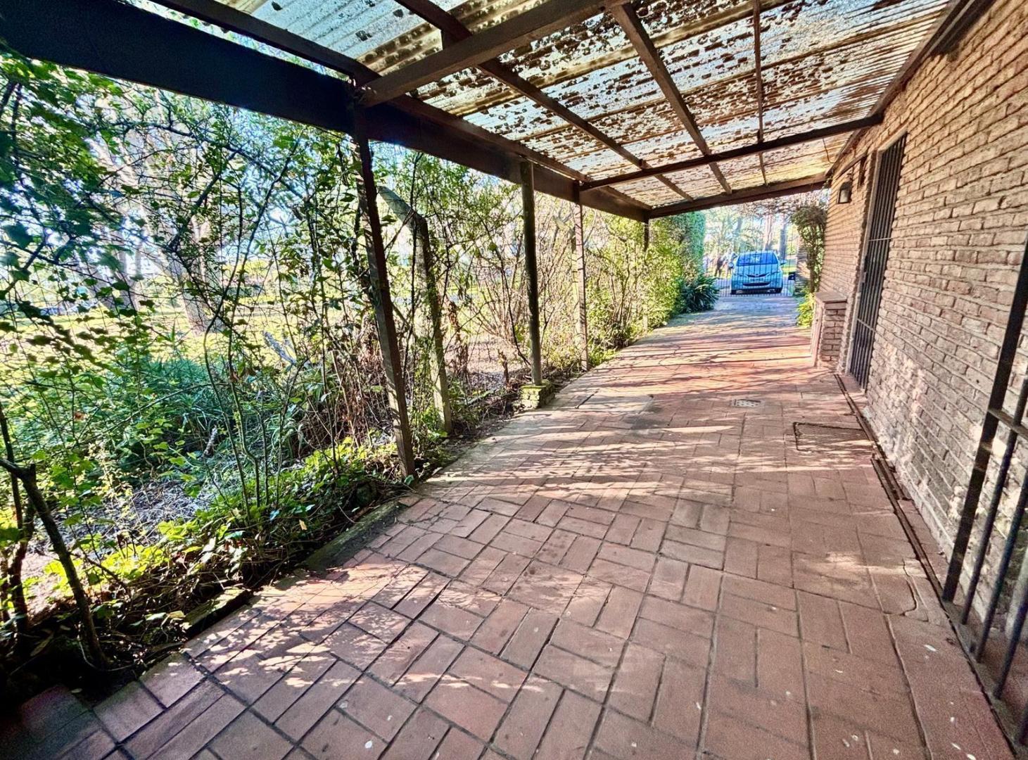 Foto de Casa en Carrasco Norte con 3 dormitorios, cocina definida, jardín, imagen 2