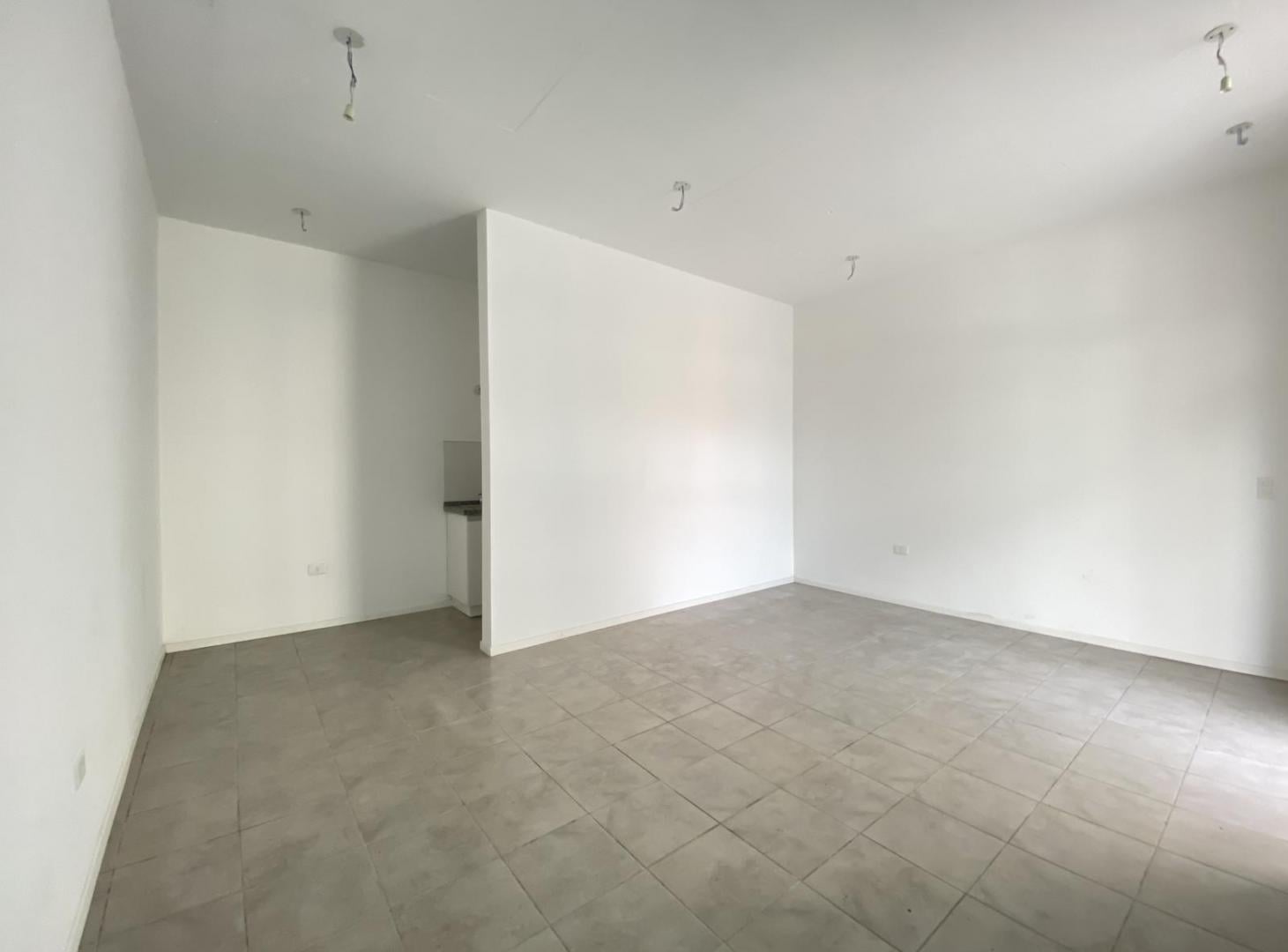 Foto de Alquiler De Local Comercial Con Garage En Zona Cordón., imagen 2