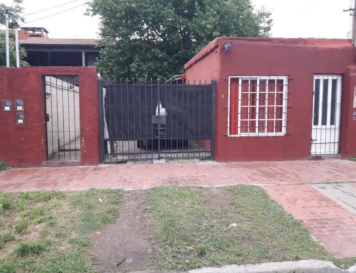 VENTA en block de 3 deptos + galpón y casa. LOTE 15 x 21 m. aprox. NUEVO PRECIO