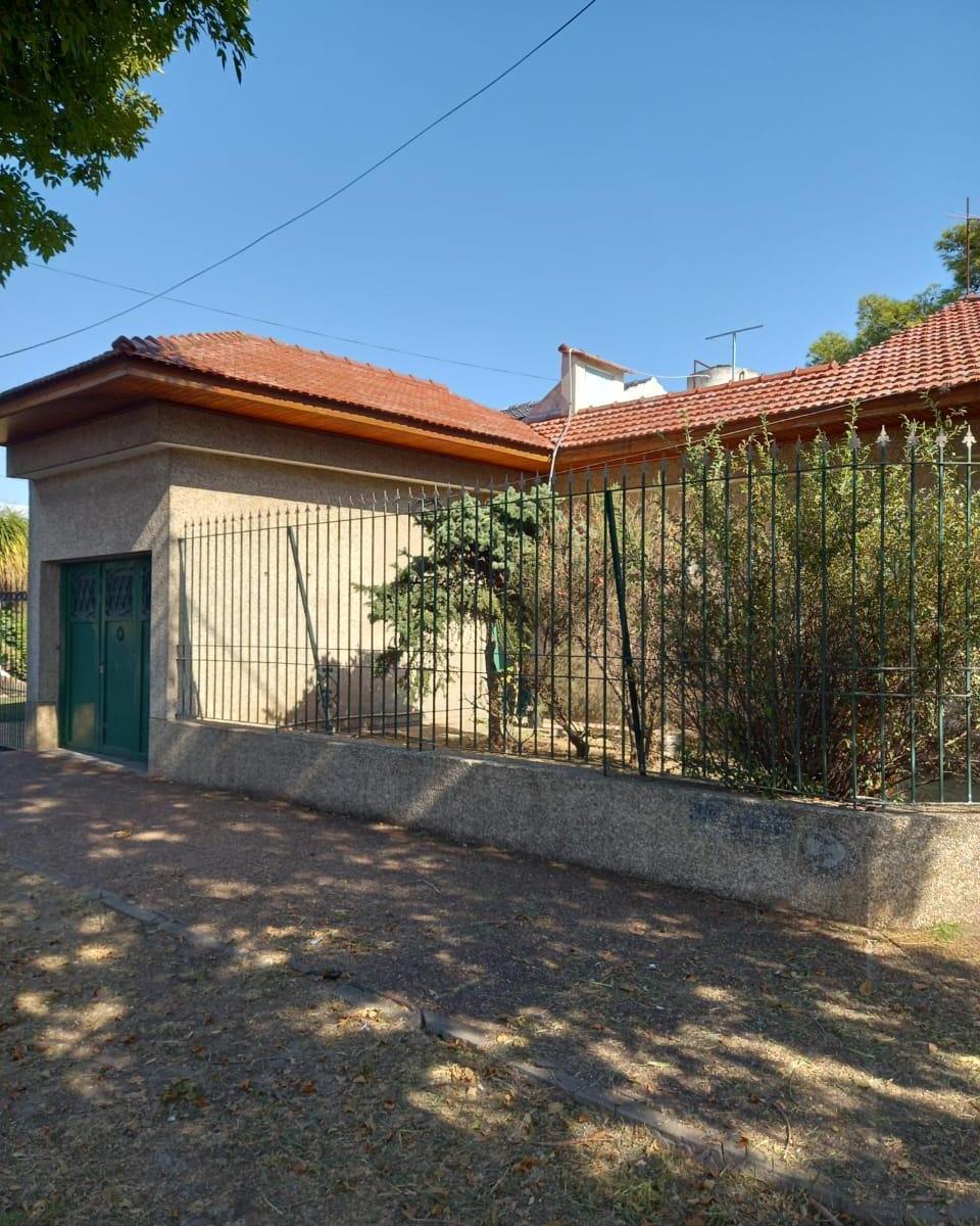 CASA TIPO CHALET DE 3 AMBIENTES CON JARDIN, COCHERA, PATIO Y TERRAZA. 176 m2 totales