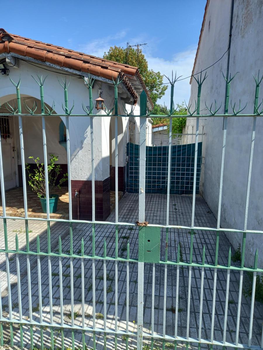 CASA EN VENTA 3 AMBIENTES SOBRE LOTE PROPIO 8,66 x 47 M – COCHERAS + FONDO LIBRE.