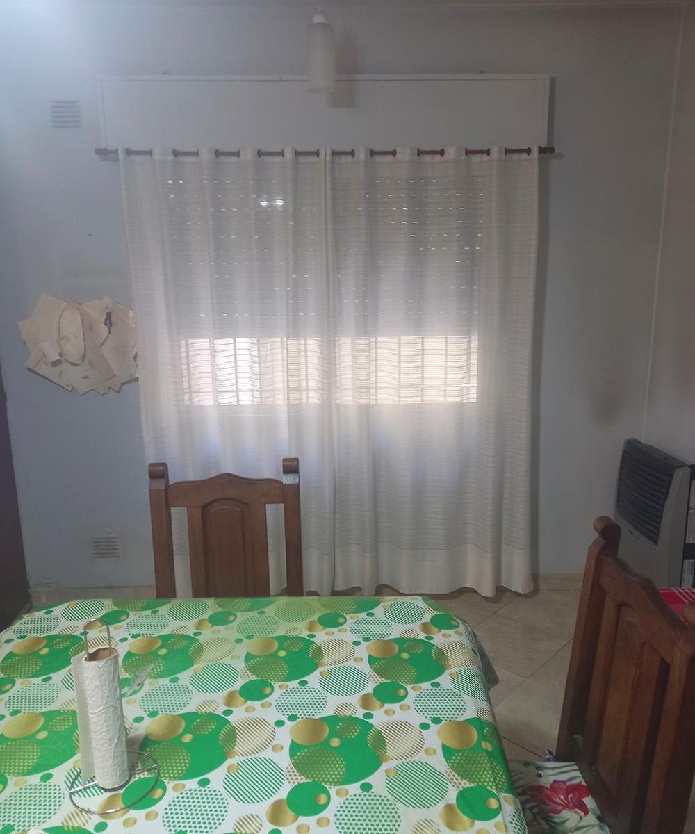 VENTA DE CASA CON GARAJE CUBIERTO, PATIO Y TERRAZA SOBRE LOTE 190 m2