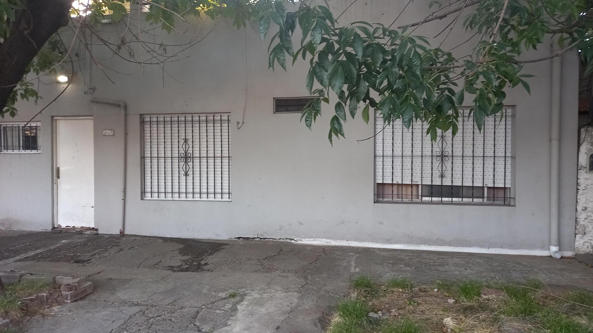 2 deptos tipo casa en PH con terraza. 112 m2 totales. 5 ambientes.