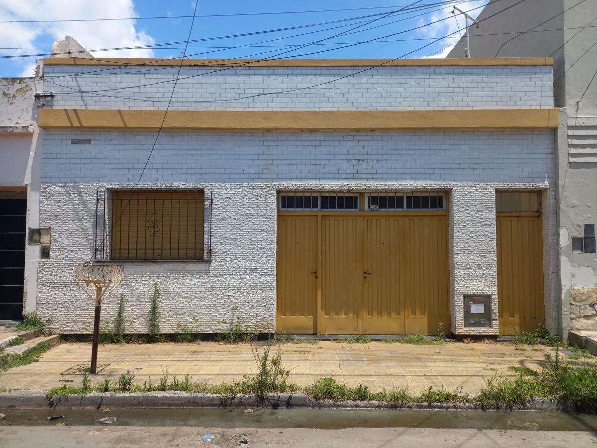 CASA S/ LOTE PROPIO CON GARAJE, FONDO Y TERRAZA. 220 m2 TOTALES. ¡REBAJADA!