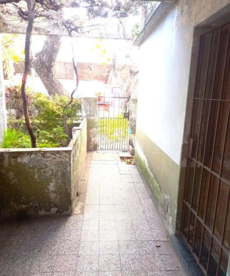 R. ESCALADA: CASA EN VENTA S/ LOTE PROPIO IRREGULAR. 222 m2 TOTALES 3
