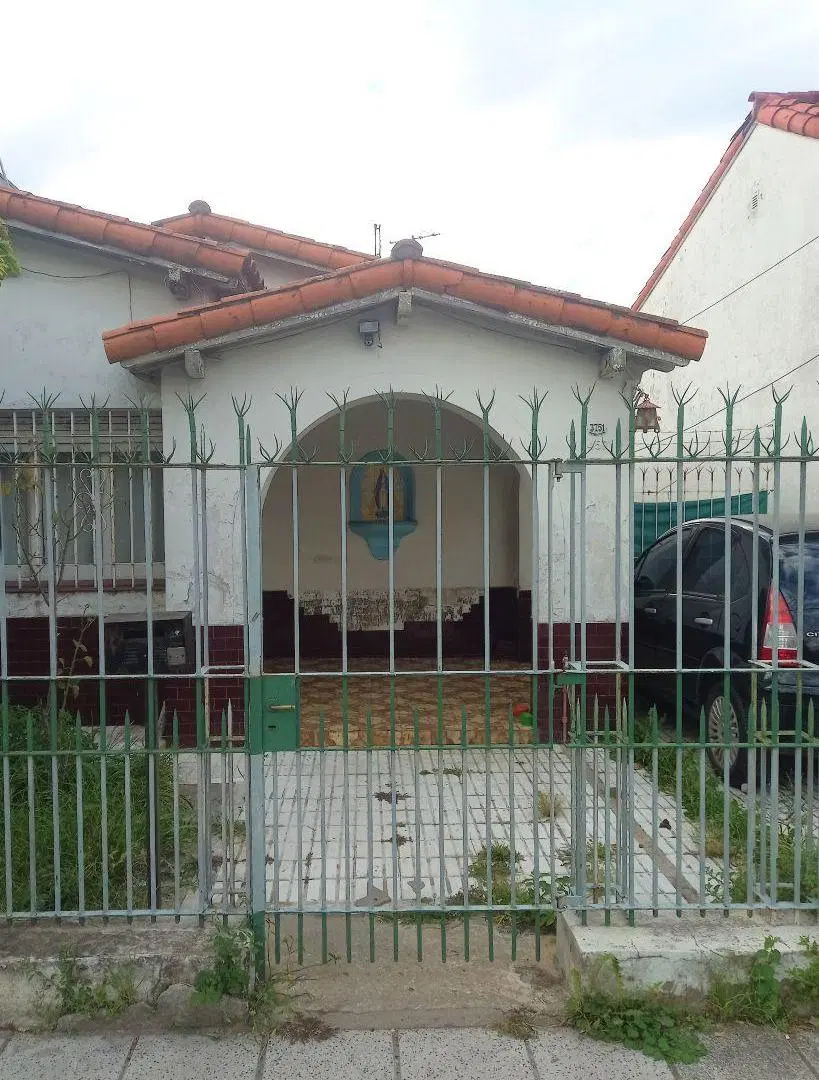 Casa en Venta y Alquiler 5 Ambientes Sobre Lote Propio 8,66 X 47 m – Cocheras + Fondo Libre. 8