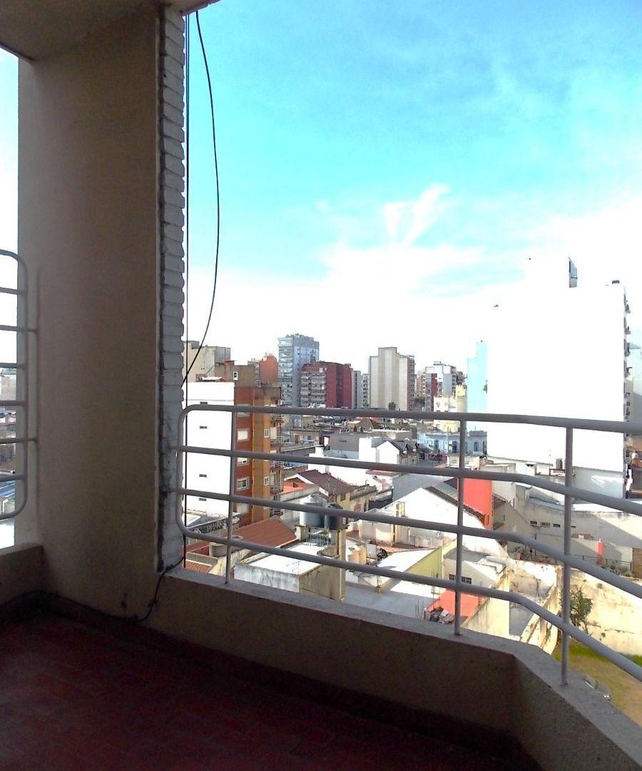 Foto de LANÚS ESTE CENTRO: Semipiso 2 ambientes con balcón en alquiler. Piso 7, imagen 5