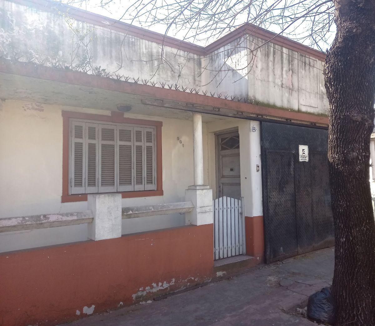 Foto de ESCALADA: VENTA DE PH AL FRENTE P/ REFACCIONAR 2 AMBIENTES CON COCHERA, imagen 1
