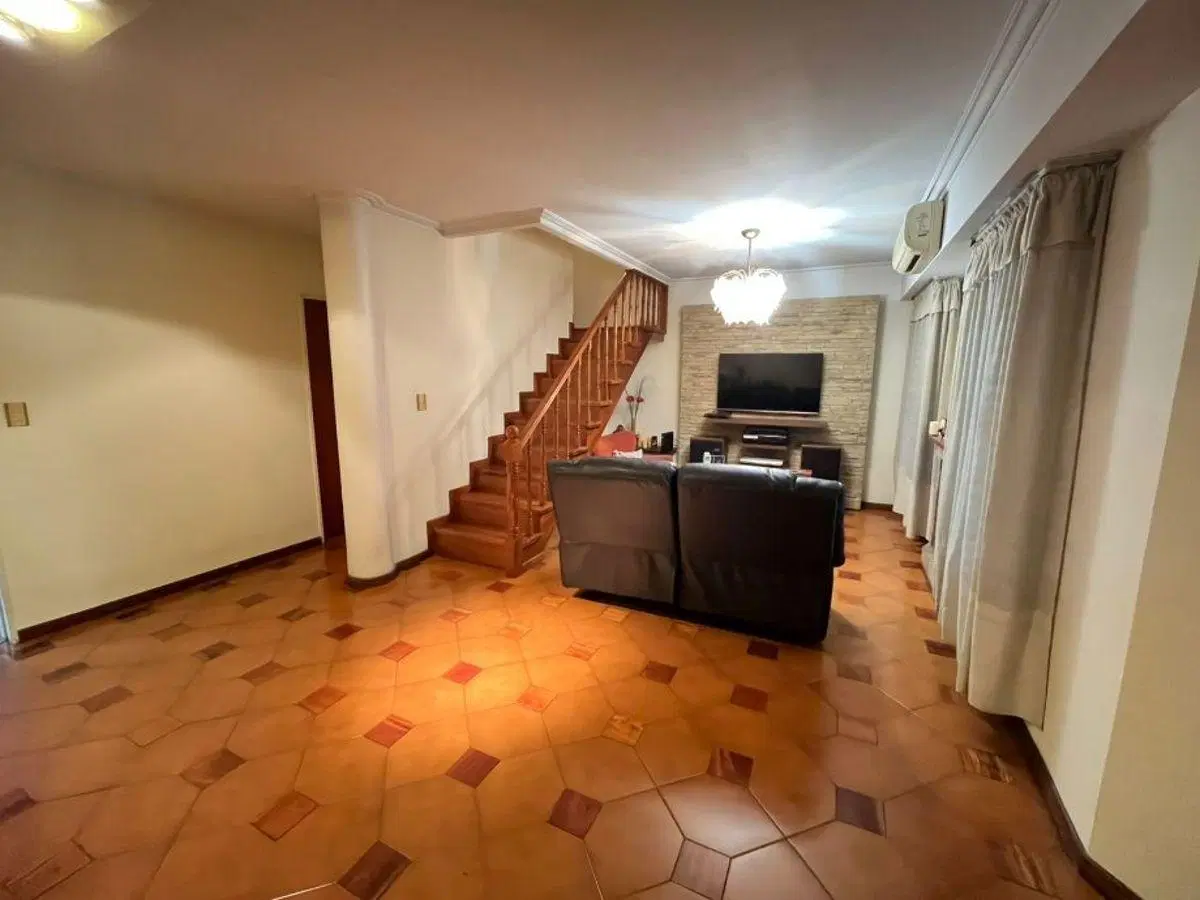 EXCELENTE CASA DE 4 AMBIENTES SOBRE LOTE DE 200 M2 2
