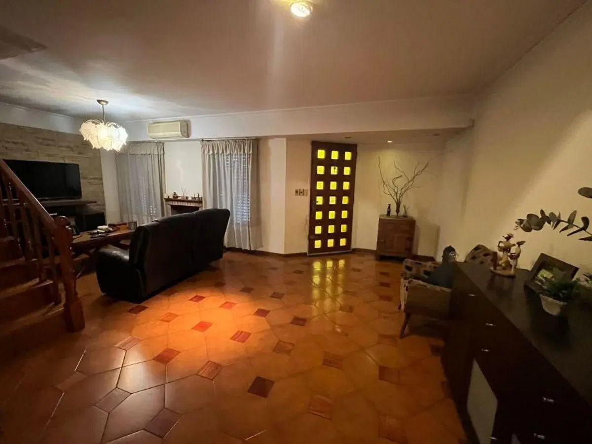 EXCELENTE CASA DE 4 AMBIENTES SOBRE LOTE DE 200 M2 4