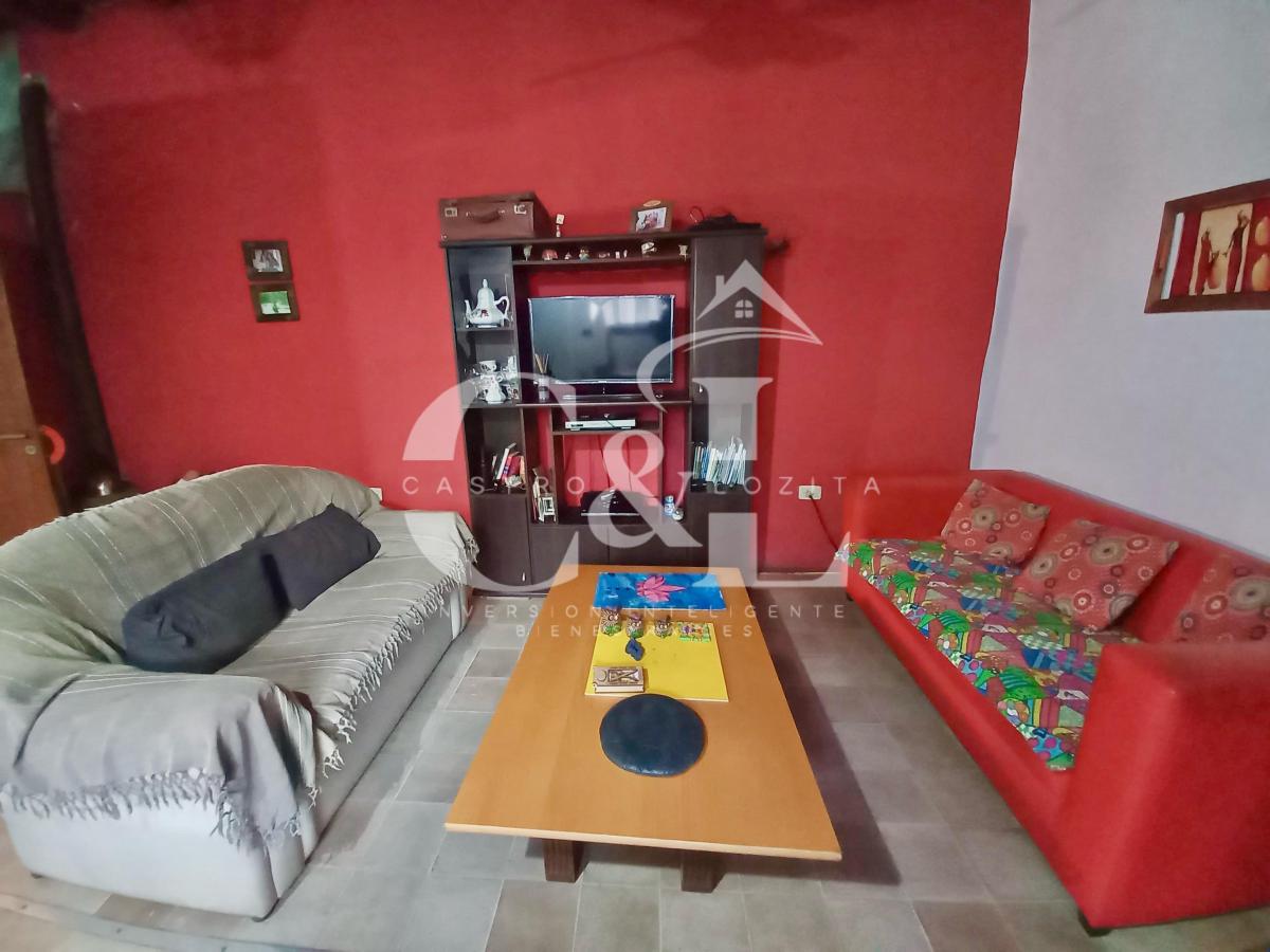 Se Vende Propiedad Céntrica de 3 Dorm. en Tanti 5