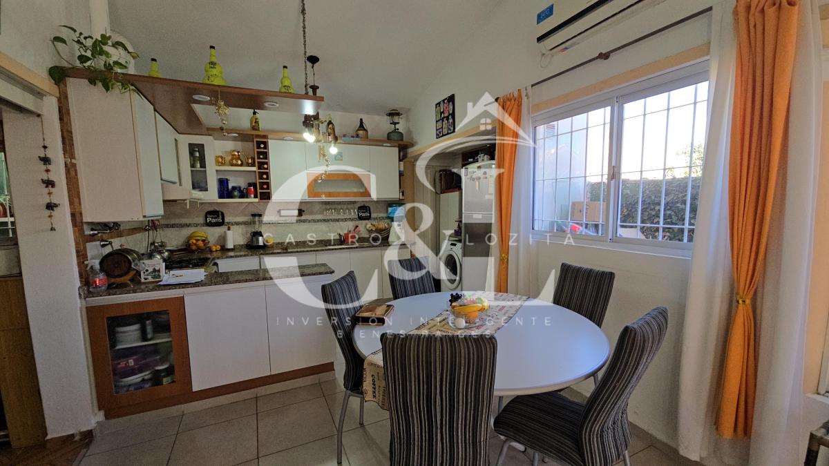 Foto de SE VENDE MODERNA CASA 3 DOR , PILETA + DPTO EN SANTA RITA- VILLA CARLOS, imagen 4