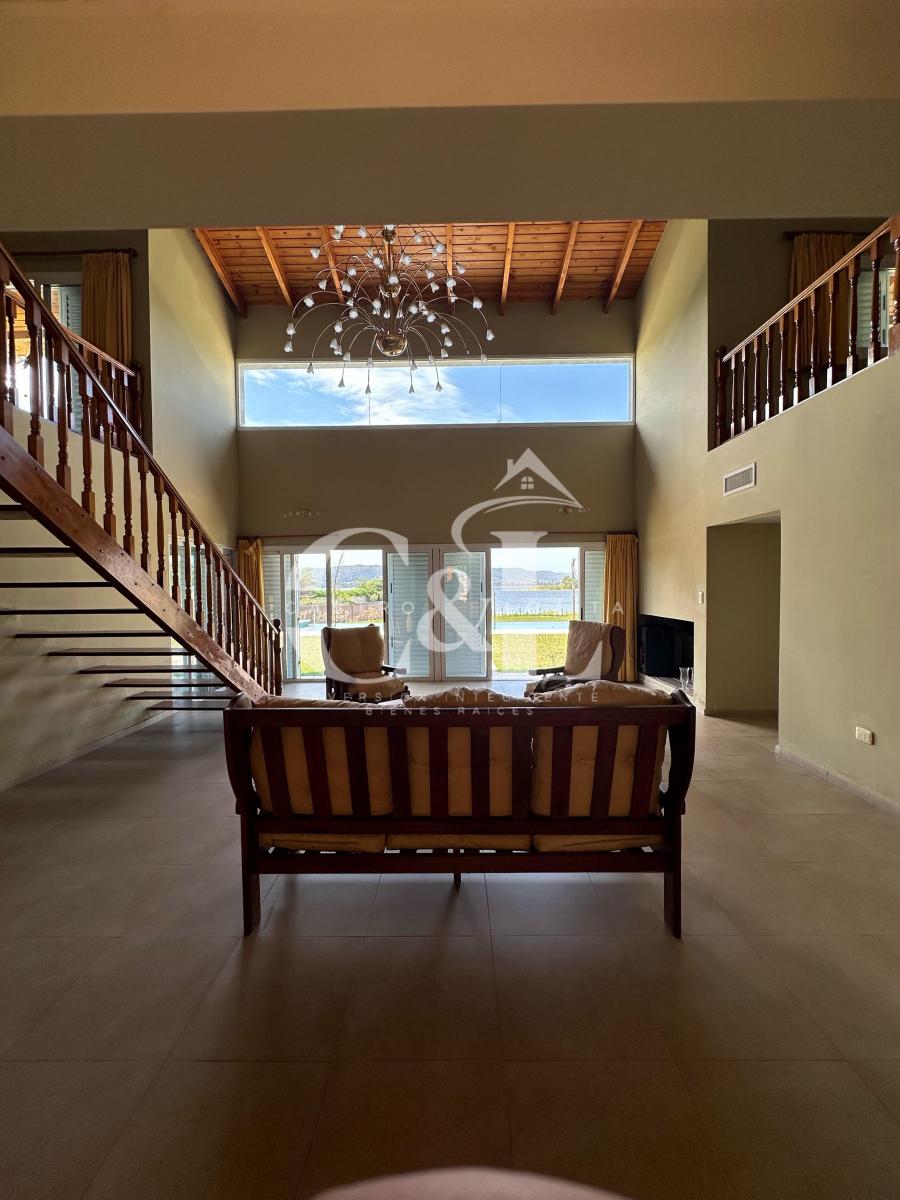PROPIEDAD DE 7 DOR Y 3276m² CON COSTA DE LAGO EN BARRIO SEMI PRIVADO LAGO AZUL