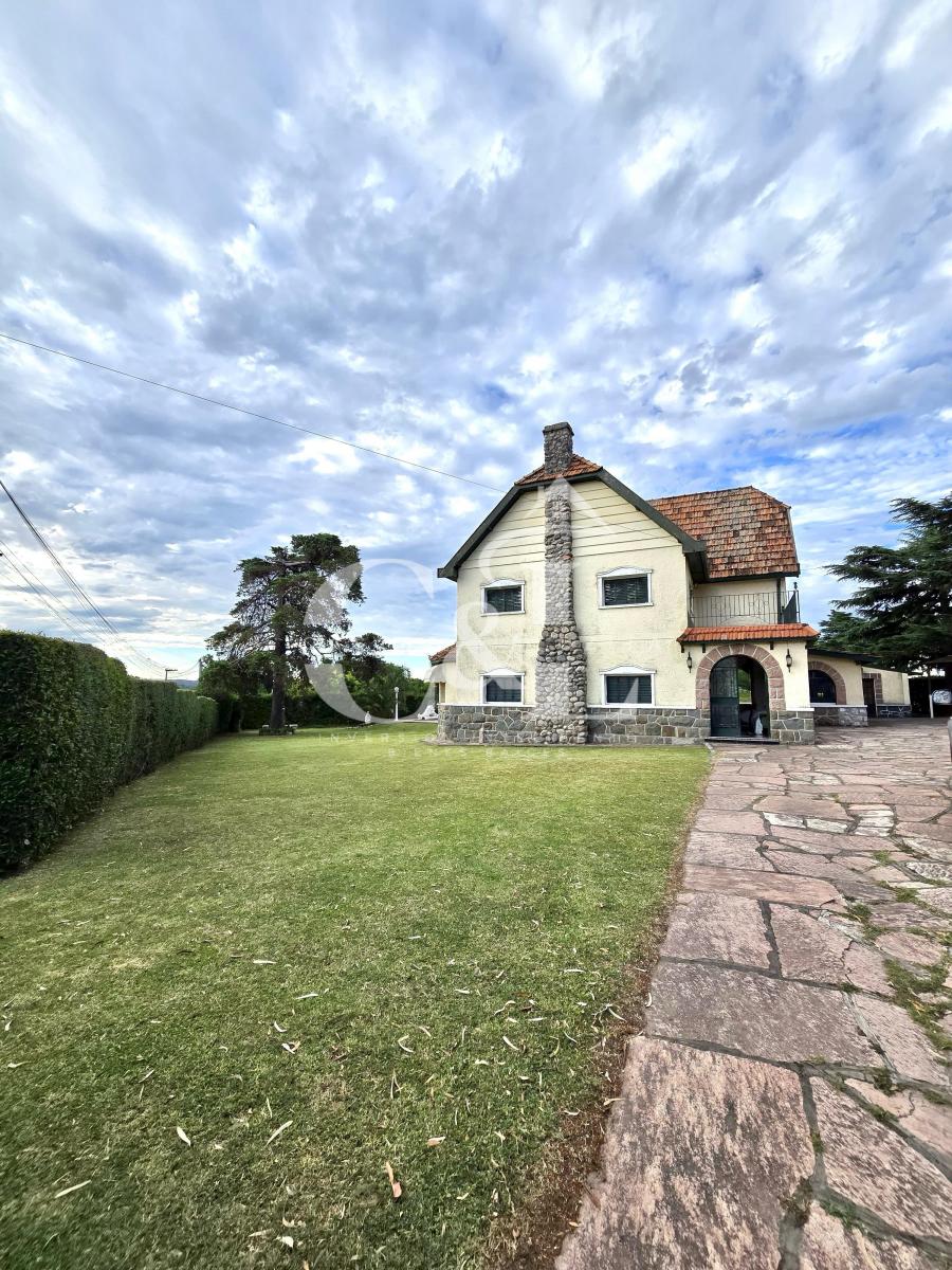 Exclusivo Castillo de Época de 4 Dor + Dpto y Piscina en Bº Villa Edén - La Falda 1