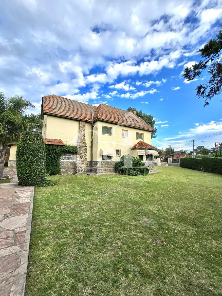 Exclusivo Castillo de Época de 4 Dor + Dpto y Piscina en Bº Villa Edén - La Falda 2