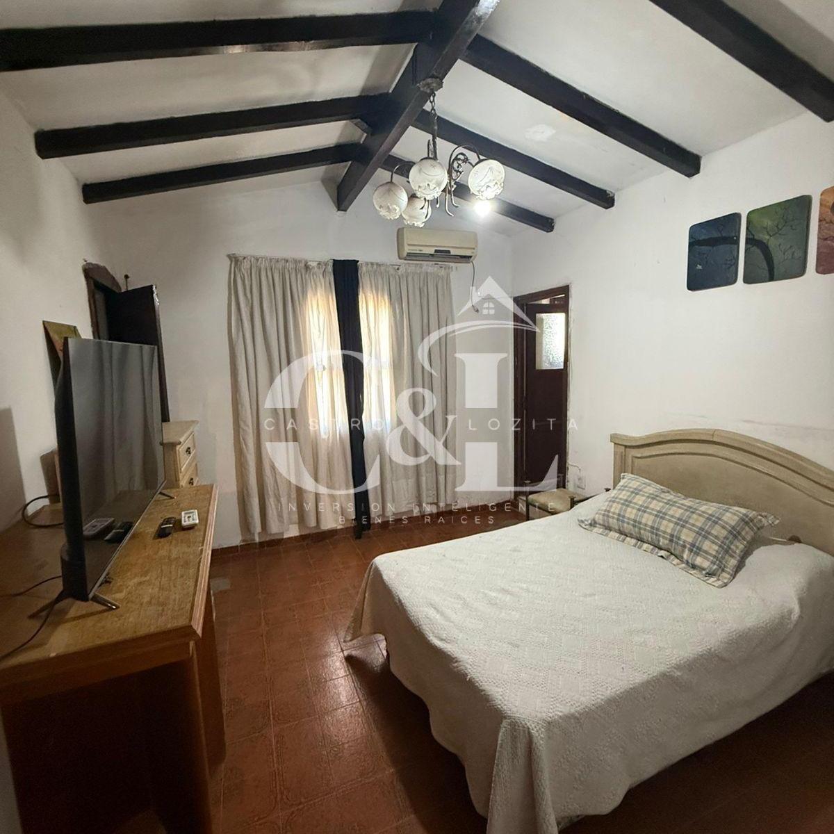 PROPIEDAD DE 4 DOR + 2 DPTOS CON PISCINA Y TERRENO DE 3.150M² EN VILLA DEL LAGO
