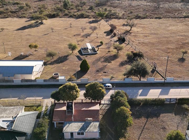 PROPIEDAD DE DOS DORMITORIOS Y COCHERA A 100M DE RUTA 28 EN EL PARADOR, TANTI 3