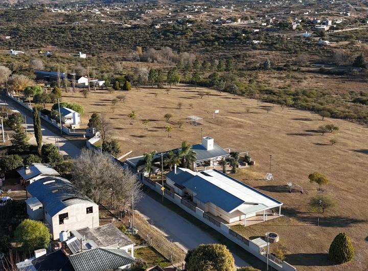PROPIEDAD DE DOS DORMITORIOS Y COCHERA A 100M DE RUTA 28 EN EL PARADOR, TANTI 2