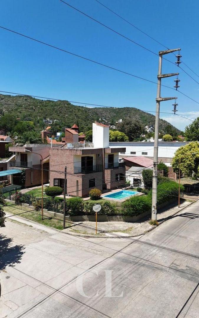 Venta Casa Esquina de Categoria de 3 Dormitorios en Barrio Residencial Costa Azul Sur