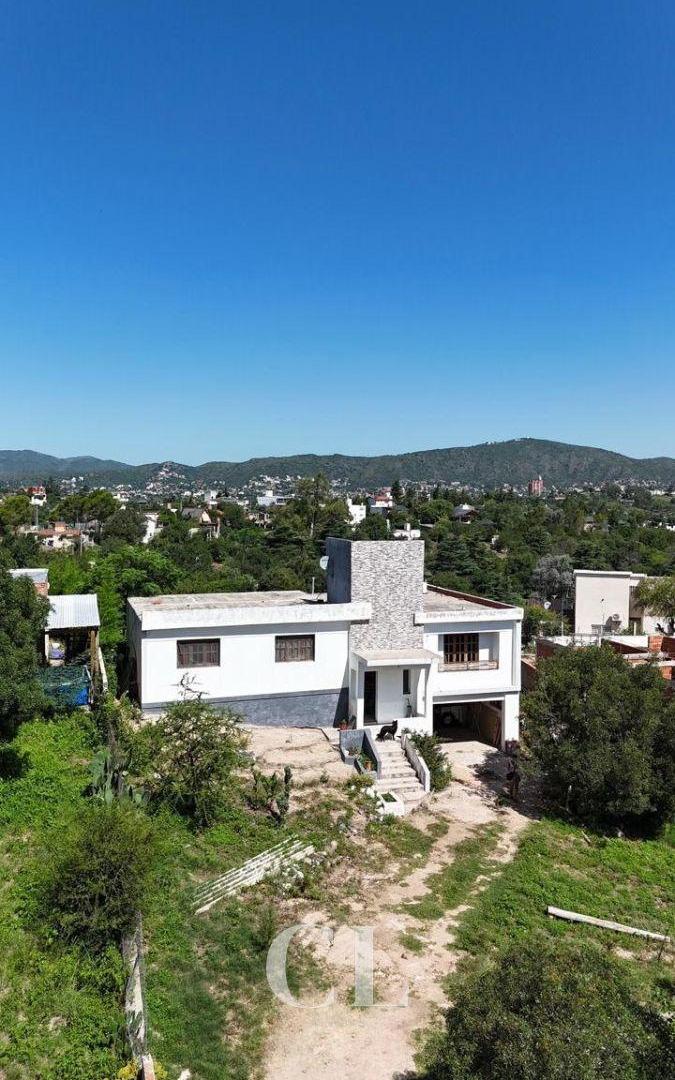Casa de 3 Dormitorios en Terreno de 923m2 en Barrio Residencial Villa del Lago - Villa Carlos Paz