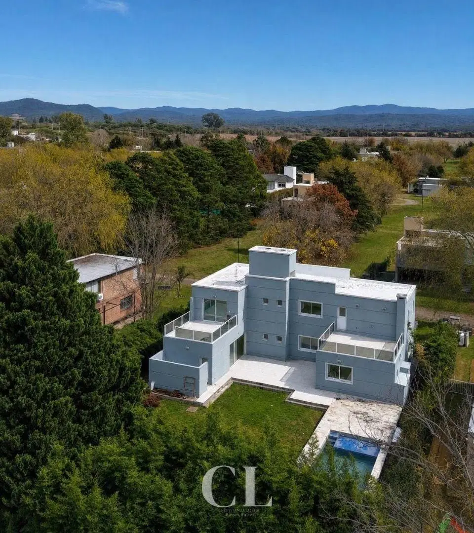 Casa De Categoría en Venta 3 Dormitorios Y Pileta Climatizada En Barrio Valle Del Golf - Malagueño 2