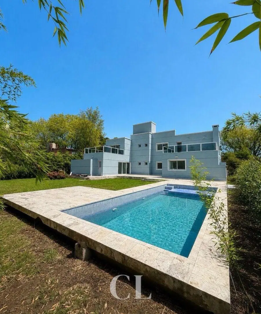 Casa De Categoría en Venta 3 Dormitorios Y Pileta Climatizada En Barrio Valle Del Golf - Malagueño 1