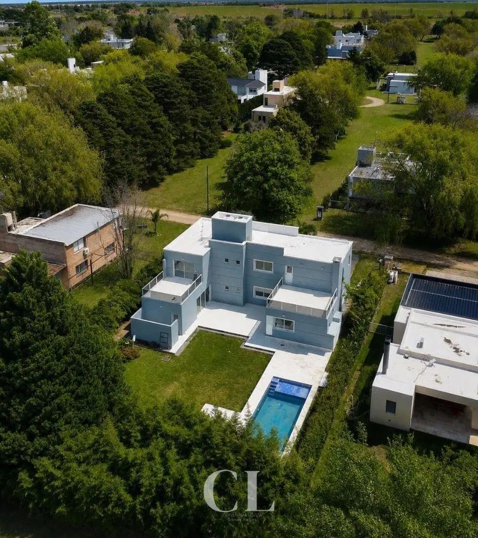 Casa De Categoría en Venta 3 Dormitorios Y Pileta Climatizada En Barrio Valle Del Golf - Malagueño 3
