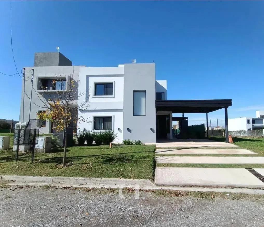 Casa De Categoría De 3 Dormitorios con Pileta En Venta En Tejas 4 – Malagueño
