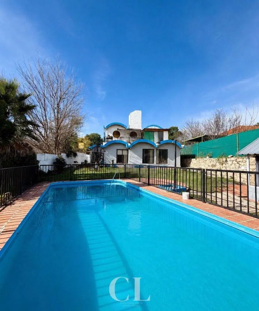 Casa con Departamento a la venta con Piscina y Cochera en Los Manantiales Villa Carlos Paz 1