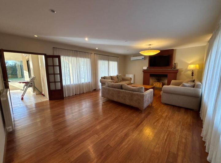 Altos del Chateau. Casa de categoría en venta. 3 dormitorios, 4 cocheras, pileta 5
