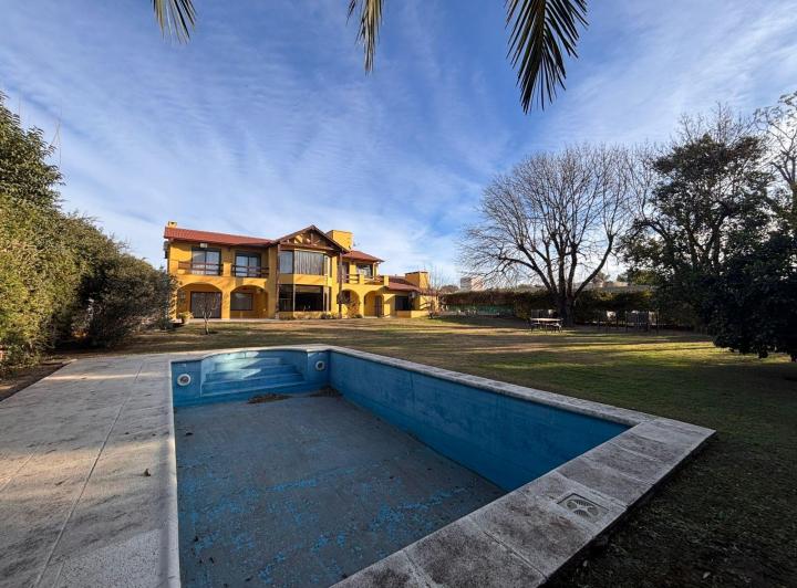 Altos del Chateau. Casa de categoría en venta. 3 dormitorios, 4 cocheras, pileta 2
