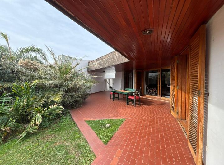 Cerro de las Rosas. Casa en venta de 4 dormitorios, piscina, 2 cocheras 3