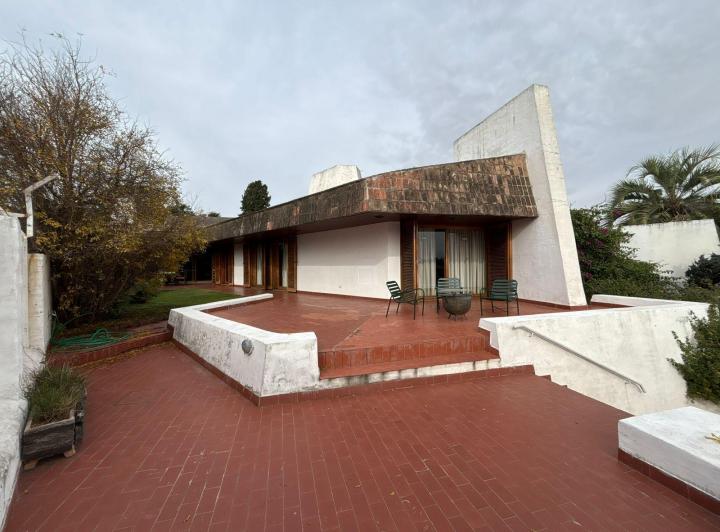 Cerro de las Rosas. Casa en venta de 4 dormitorios, piscina, 2 cocheras 4