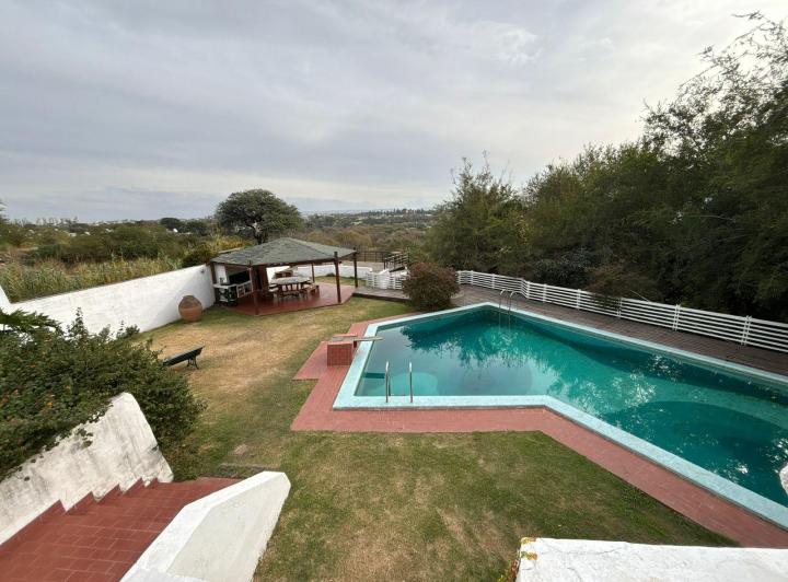 Cerro de las Rosas. Casa en venta de 4 dormitorios, piscina, 2 cocheras 5